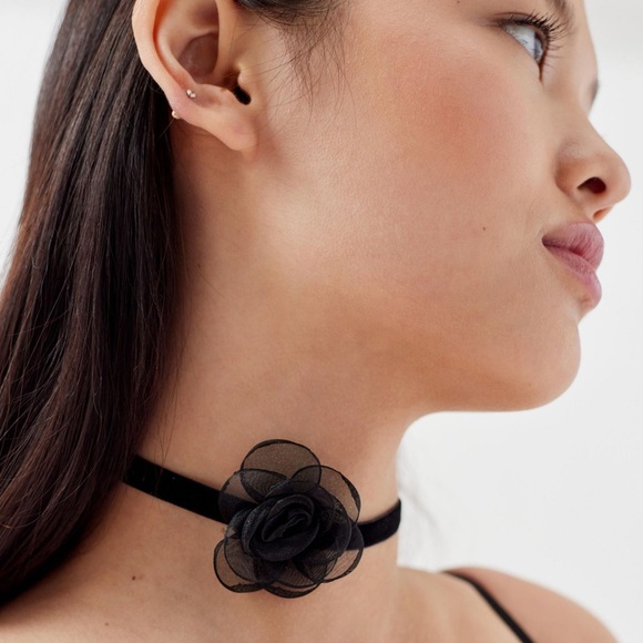 Urban Oufitters Flower Velvet Choker Necklace - Picture 4 of 5
